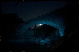Luna sotto il ponte