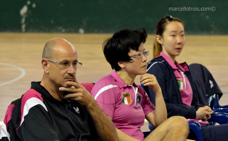 Gianfranco Cancedda in panchina con Wei Jian e e Su Yaxin (Foto Marcello Trois)