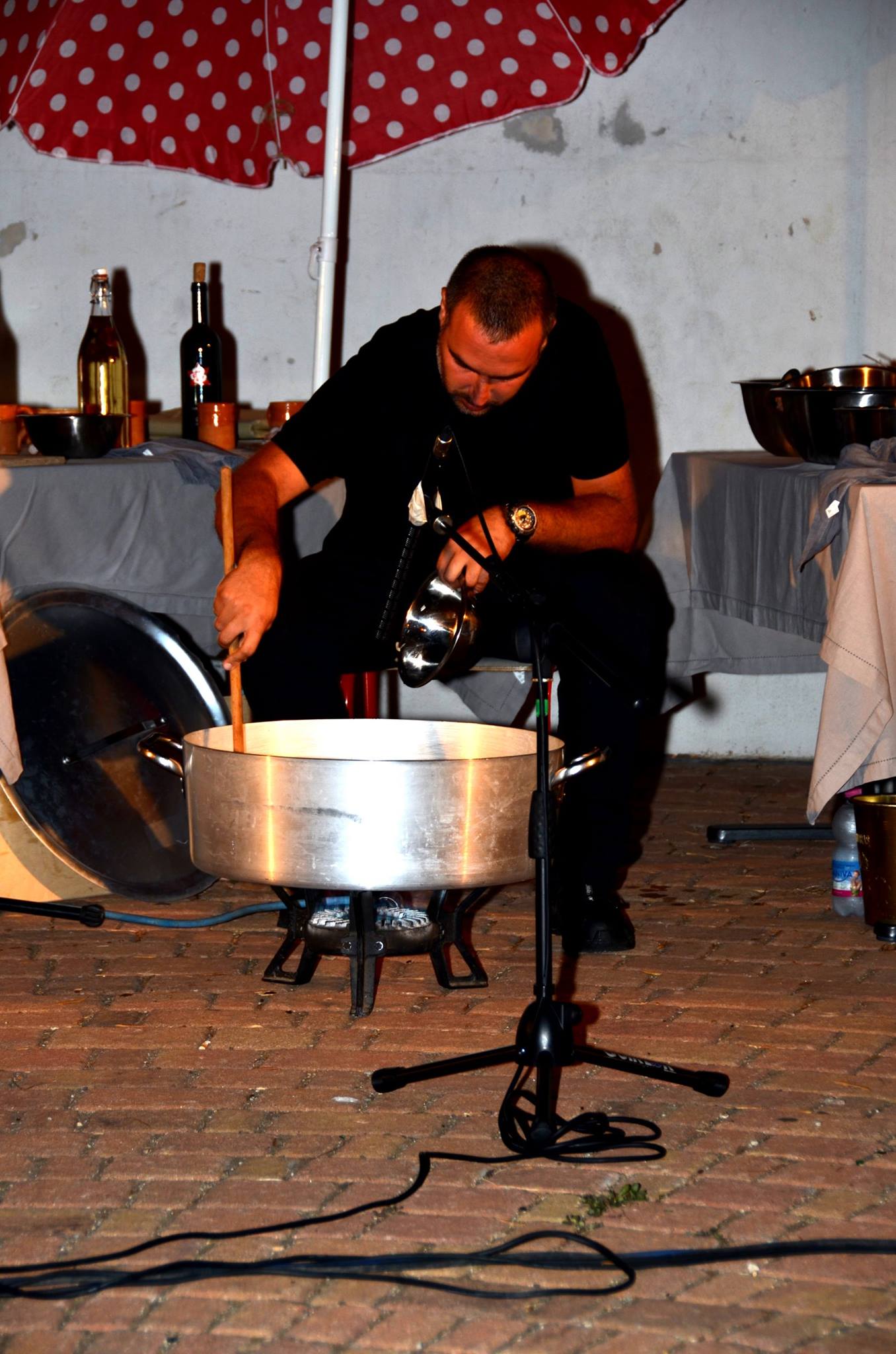 Francesco Scanu intento a cucinare (Foto Graziano Secchi)
