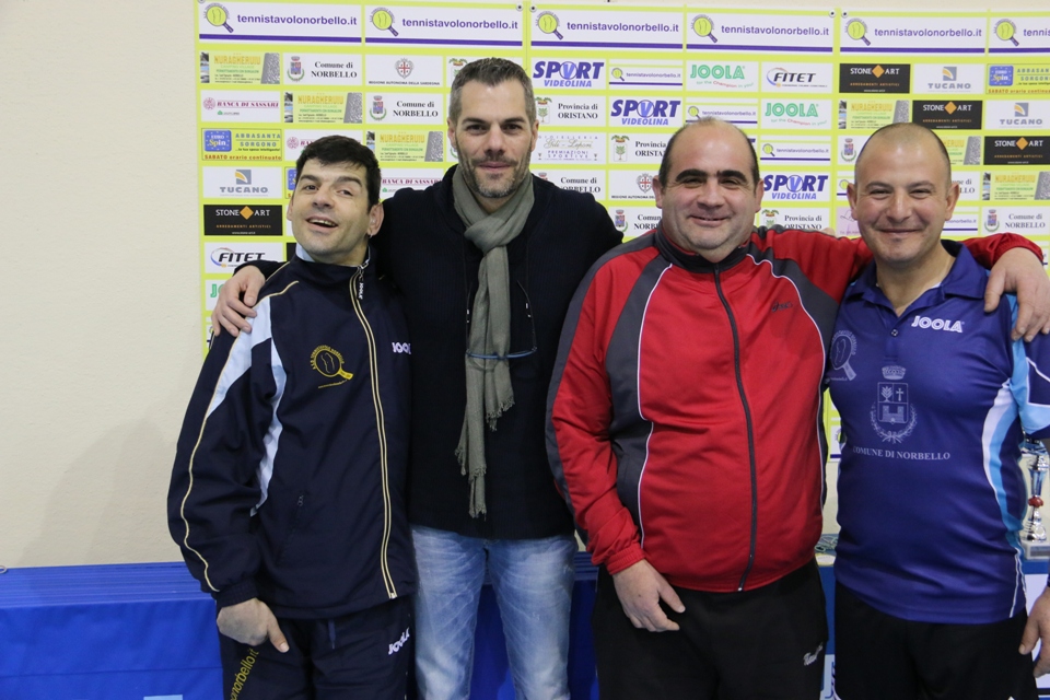 Il presidente Simone Carrucciu circondato dalla sua squadra paralimpica (Foto Gianluca Piu)