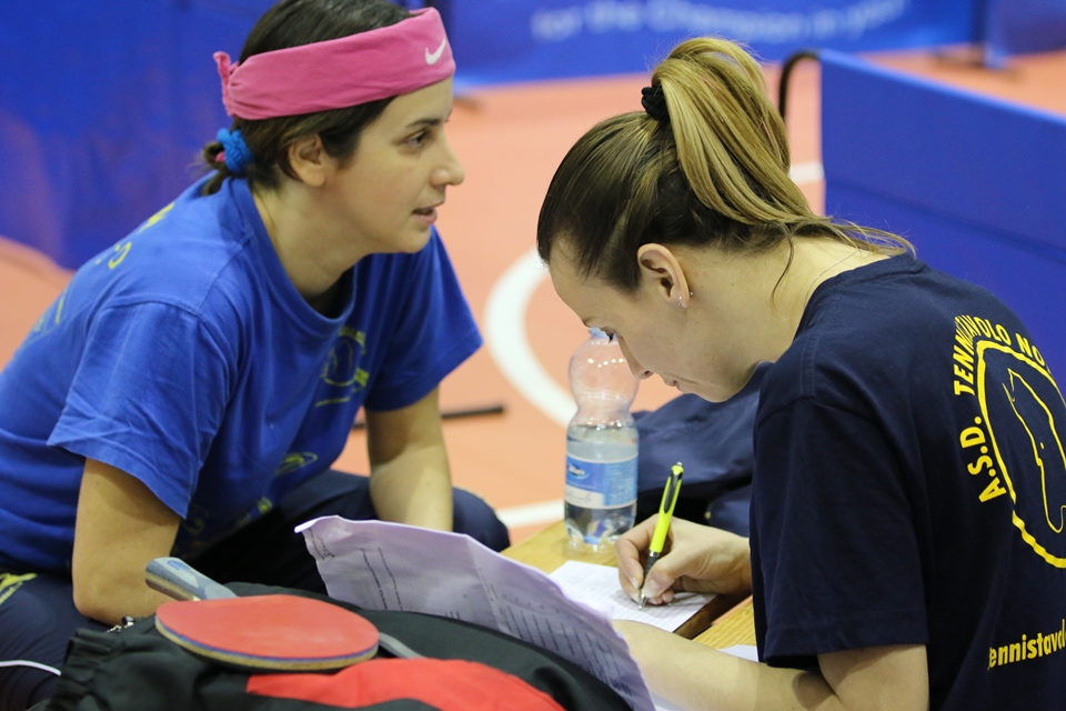 a sx Marina Conciauro prepara la formazione con Marialucia Di Meo (Foto Gianluca Piu)
