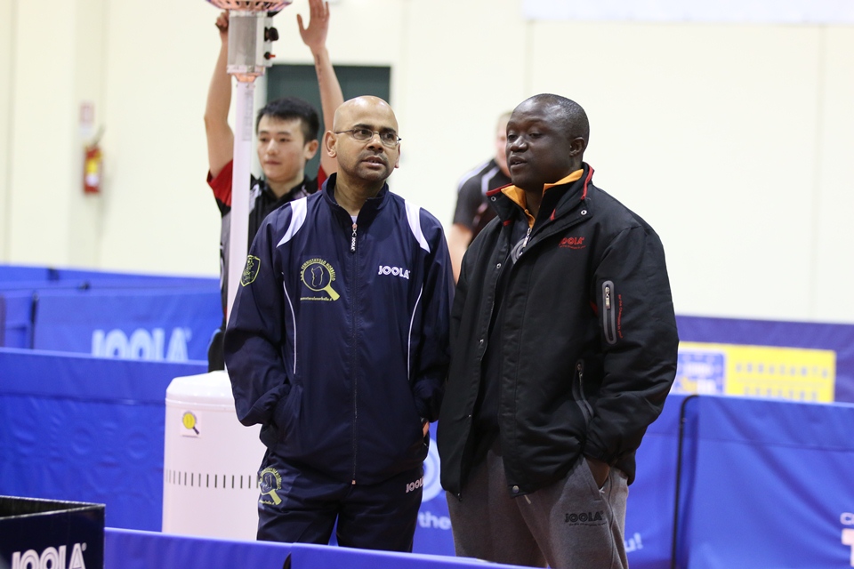 a sx il tecnico Provas Mondal dialoga con il suo collega del Cortemaggiore Michael Oyebode