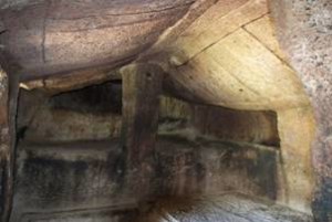 Sant’Andrea Priu, Bonorva (Ss) Toba del Capo. Evidente la presenza del pilastro e il tetto a doppio spiovente. Foto da catturalasardegna.it 