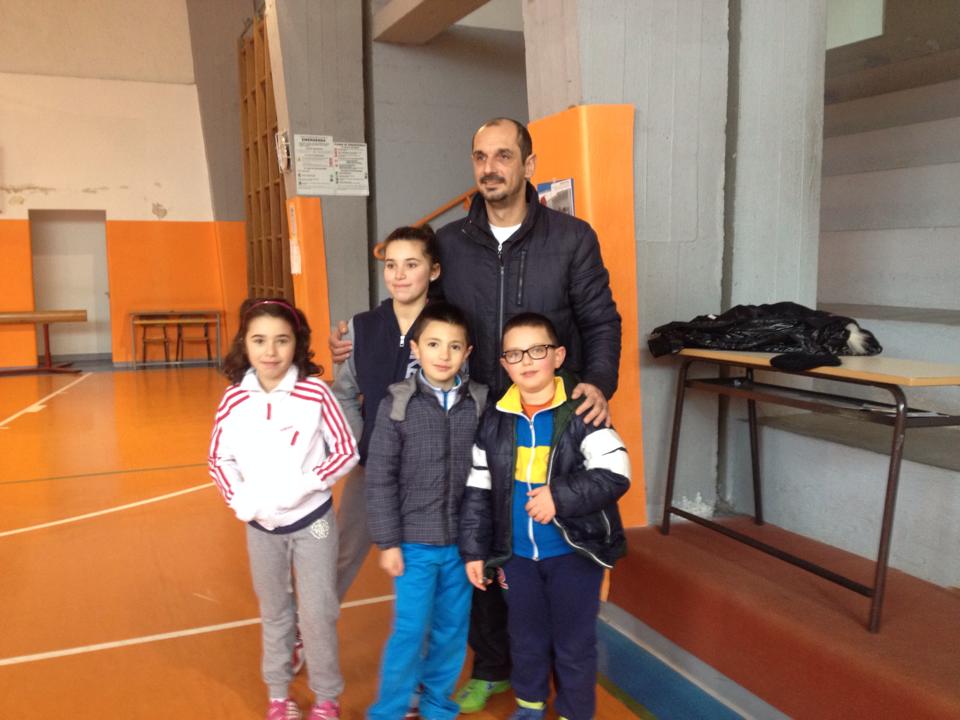 Giovani pongisti Nulvesi con il tecnico Cristian Mateiu