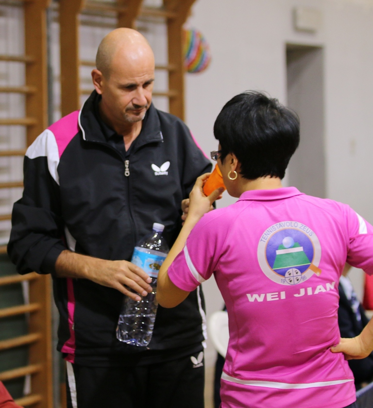 Gianfranco Cancedda assiste Wei Jian (Foto Gianluca Piu)