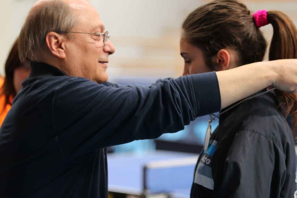 Il presidente della Libertas Sassari Sergio Ticca premia Aurora Piras (Foto Gianluca Piu)