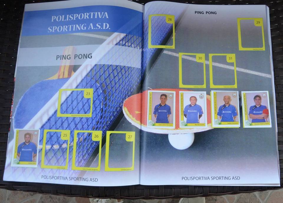 Le due pagine dell'album di figurine dedicate al tennistavolo (Foto Caterina Piras