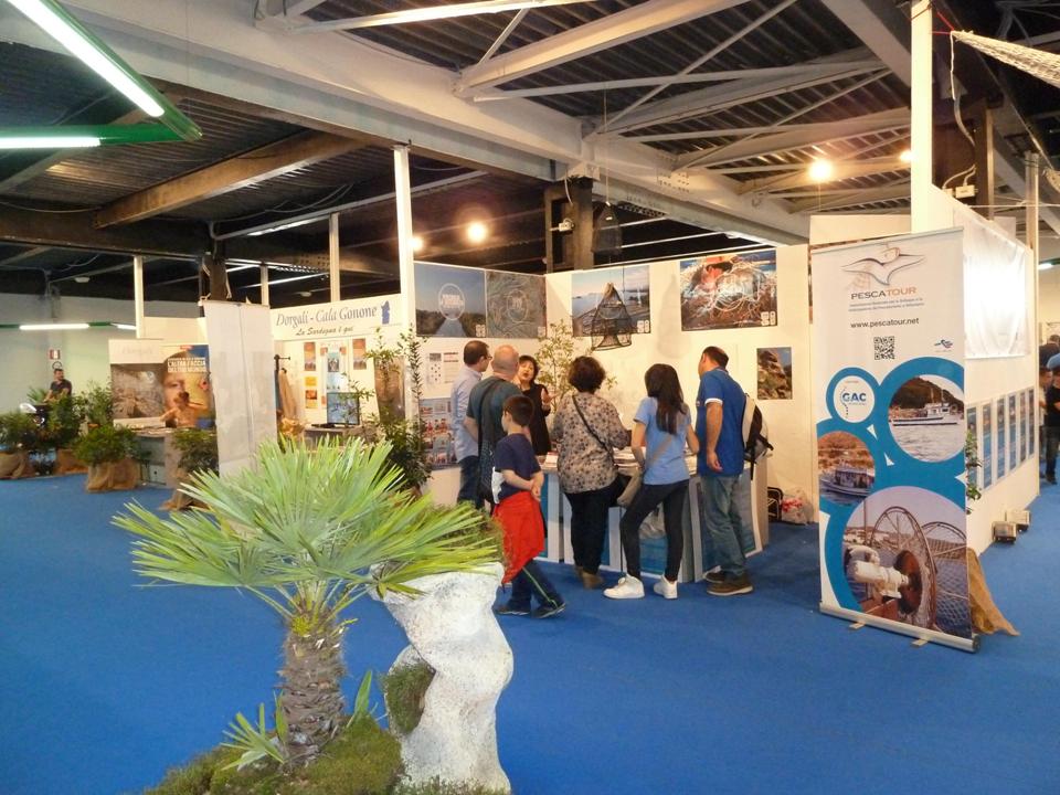 Visitatori nello stand del Gac So presso la Fiera Internazionale di Cagliari