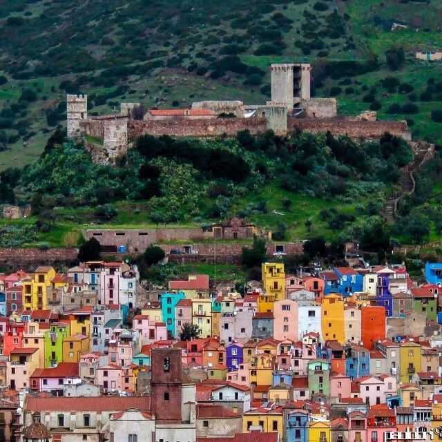 Questa foto che Paolo Brianda ha pubblicato sul suo profilo Instagram @paolo_bri fa capire chiaramente il perché. Il castello dei Malaspina domina sul coloratissimo borgo medievale.
