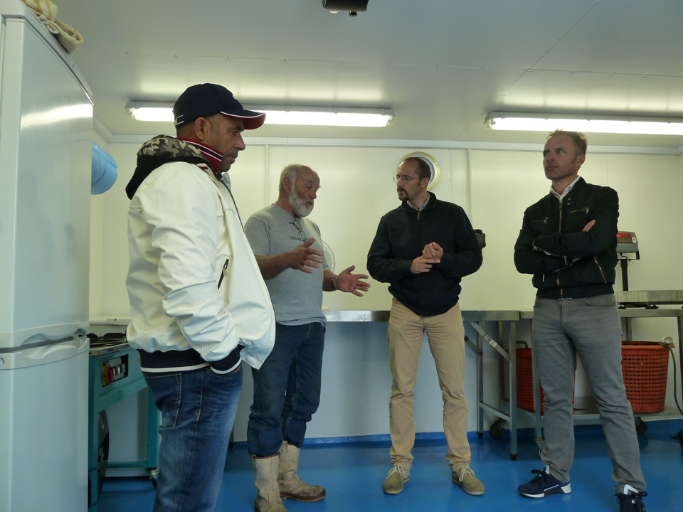 Davide Cao e Fabrizio Selenu chiacchierano con gli imprenditori ittici locali (Foto Gianna Saba)