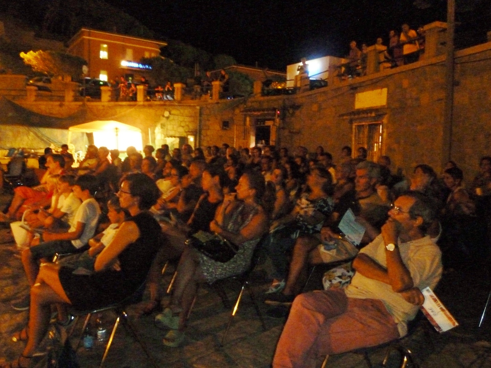 Il pubblico ogliastrino ascolta in religioso silenzio (Foto Gianna Saba)