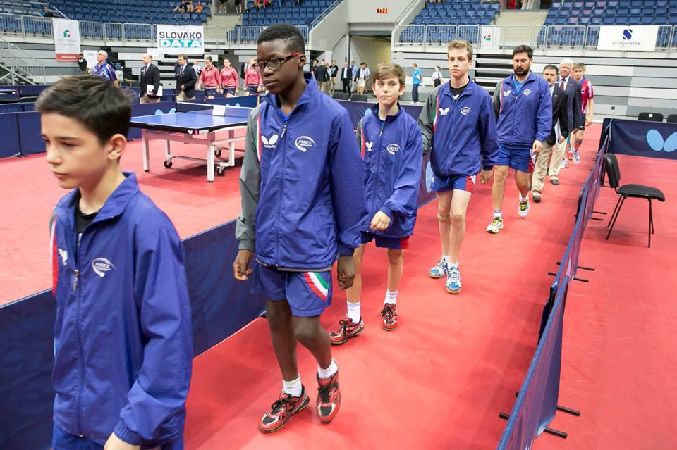 Un ingresso in campo della nazionale italiana cadetti, davanti Rossi e John Oyebode