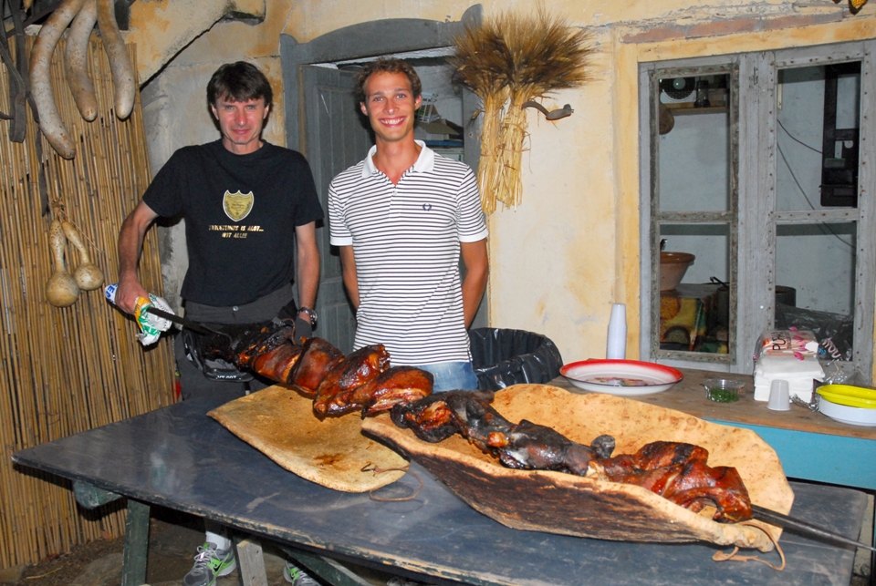 Il tecnico Urh e su porceddu (Foto Luciano Saiu)