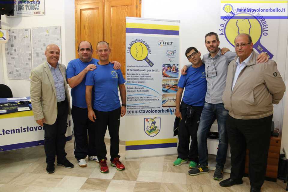 Il trio paralimpico attorniato dai vip (Foto Gianluca Piu)