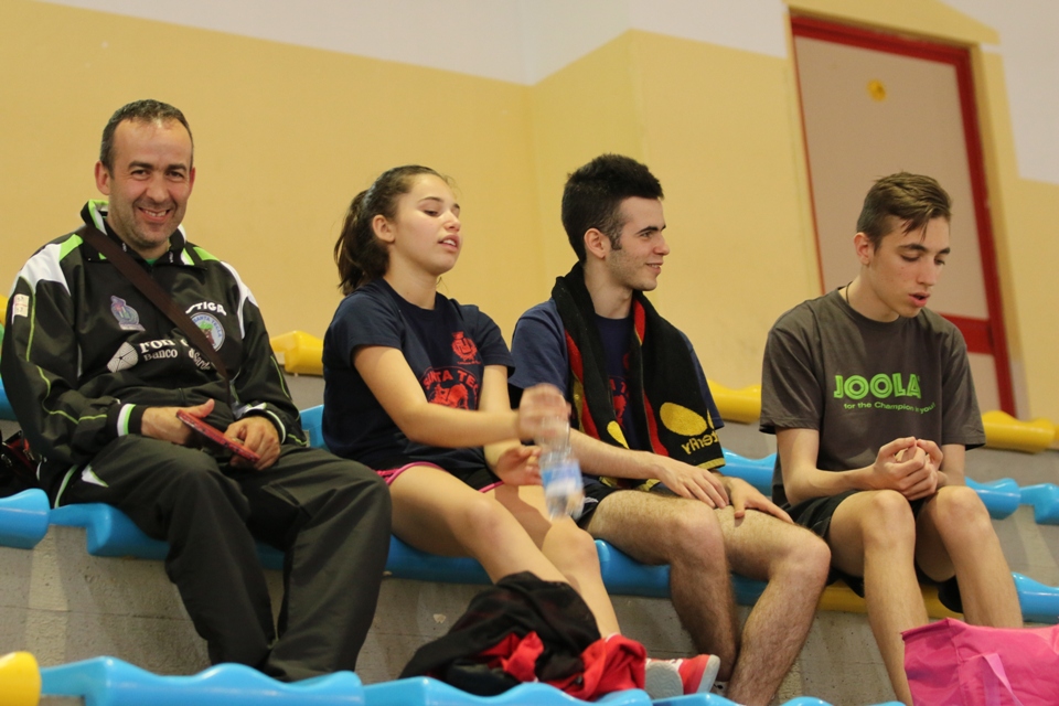 a sx il presidente del Santa Tecla Francesco Zentile con i suoi atleti (Foto Gianluca Piu)