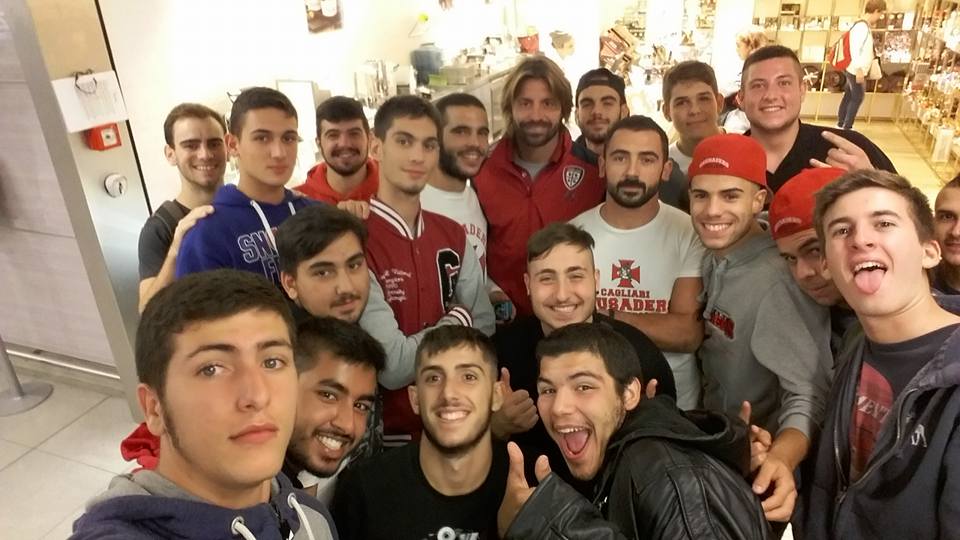 Al centro il defensive coordinator Stefano Murgia in aeroporto con i suoi giocatori e il portieredel Cagliari Calcio Storari