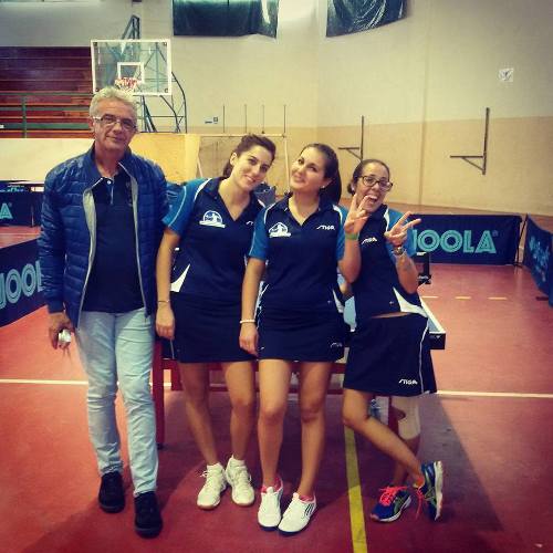 Le ragazze dell'Azzurra con il presidente Gianni Pomata