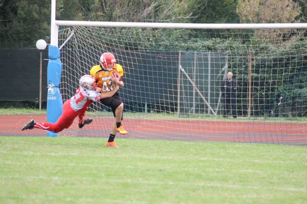 Luca Fadda tenta il placcaggio (Foto Anna Scolaro)