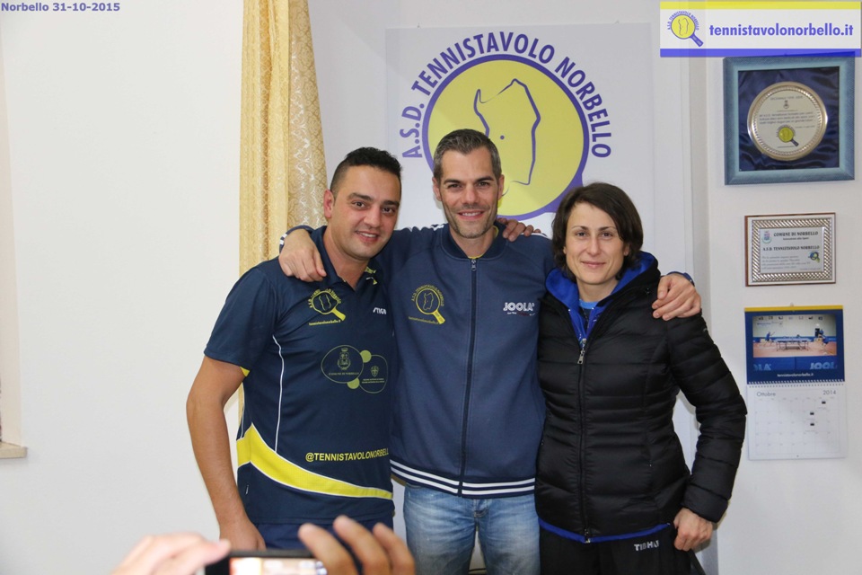 Alessia Arisi e Massimiliano Mondello posano con Simone Carrucciu (Foto Gianluca Piu)