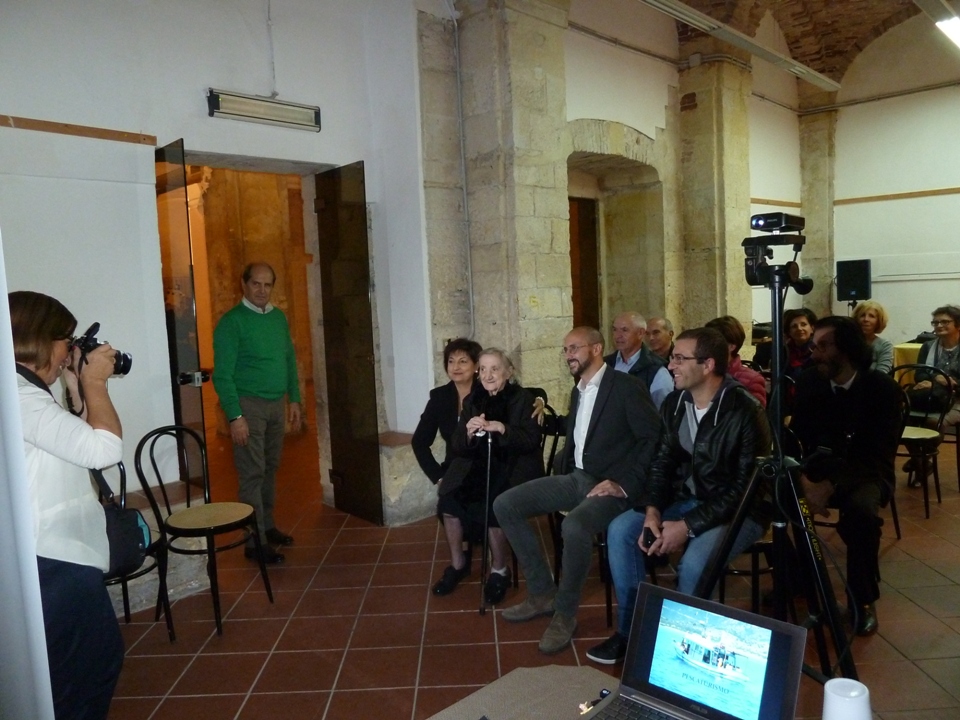 Davide Cao si fa immortalare con la centenaria