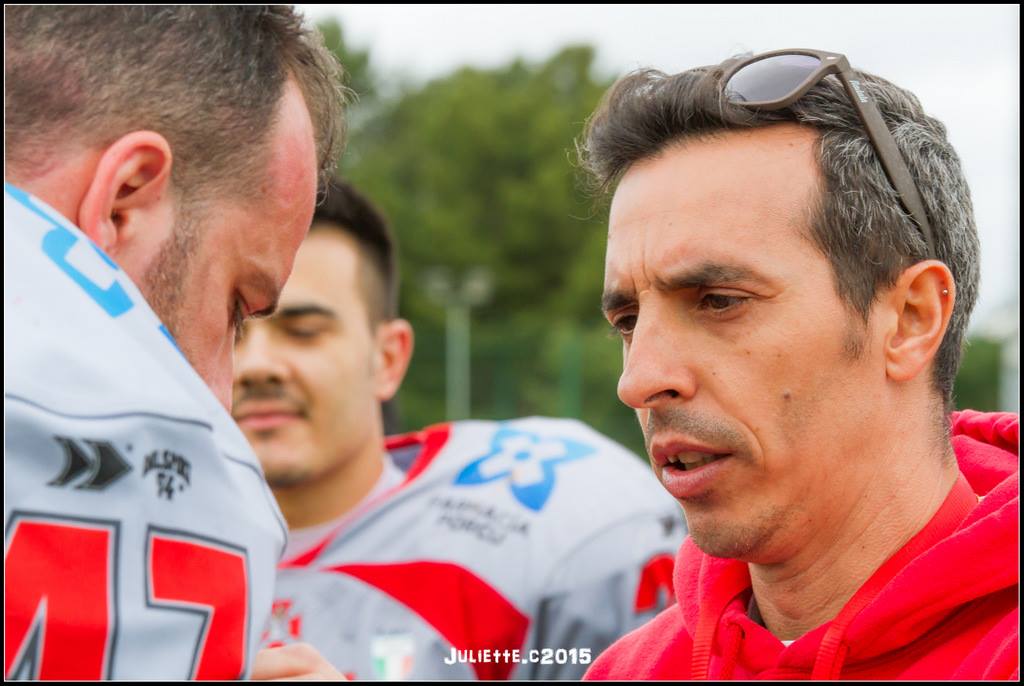 Efiso Melis manifesta le sue perplessità ad un suo giocatore (Foto Giulia Congia)