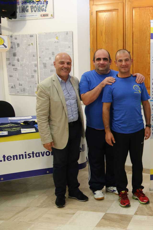 Paolo Poddighe con atleti paralimpici del Tennistavolo Norbello (Foto Gianluca Piu)