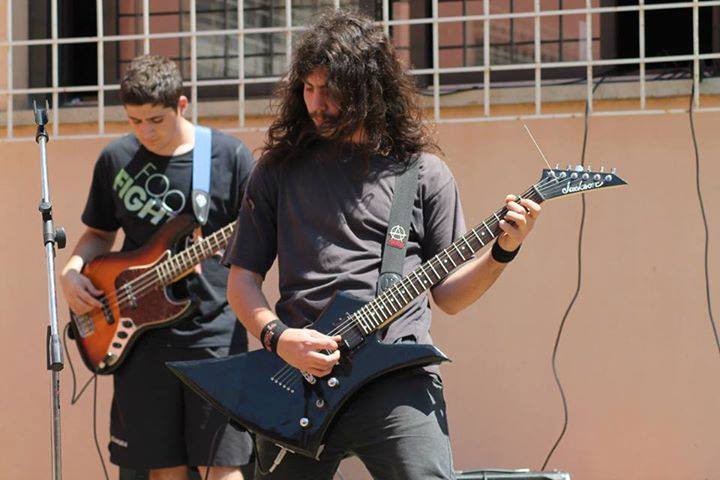 Tobia Collu durante un concerto