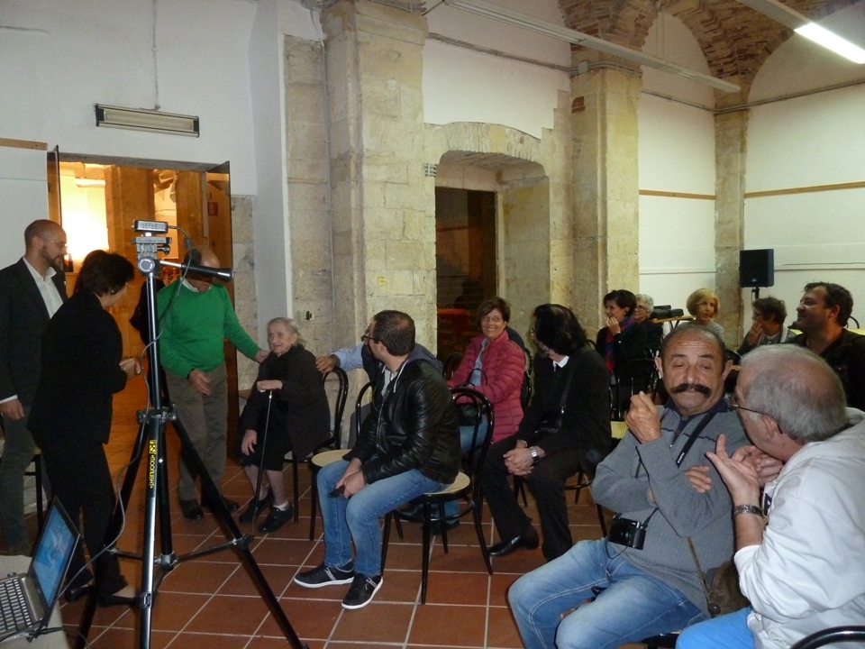 Tra i presenti l'organizzatore Giorgio Ariu, una centenaria e lo showmen Benito Urgu