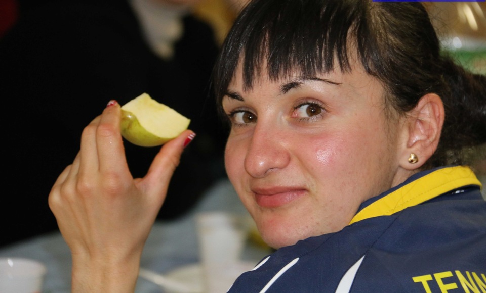 Ganna Farladanska va cauta con il cibo (Foto Gianluca Piu)