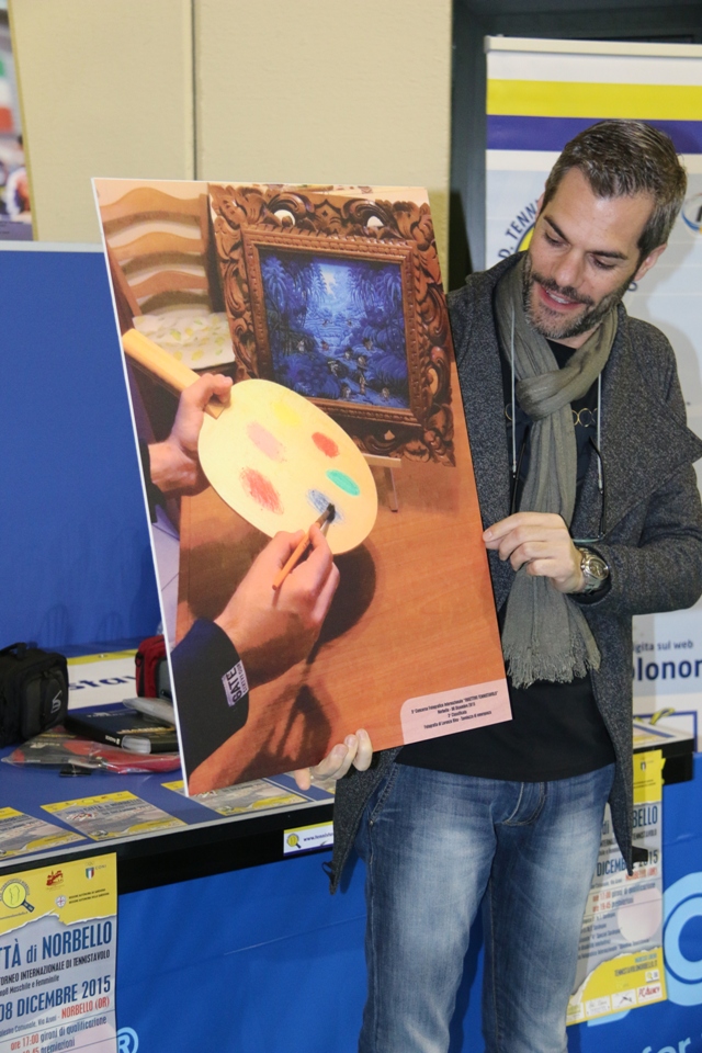 Il presidente Simone Carrucciu guarda con orgoglio una delle foto premiate (Gianluca Piu)