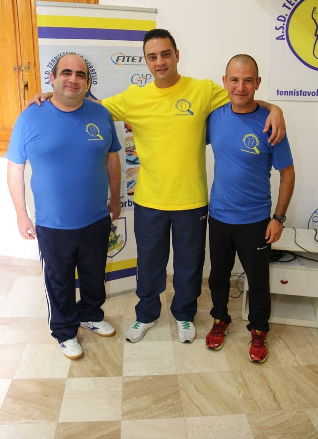 Il tecnico regionale paralimpico Massimiliano Mondello con due suoi atleti (Foto Gianluca Piu)