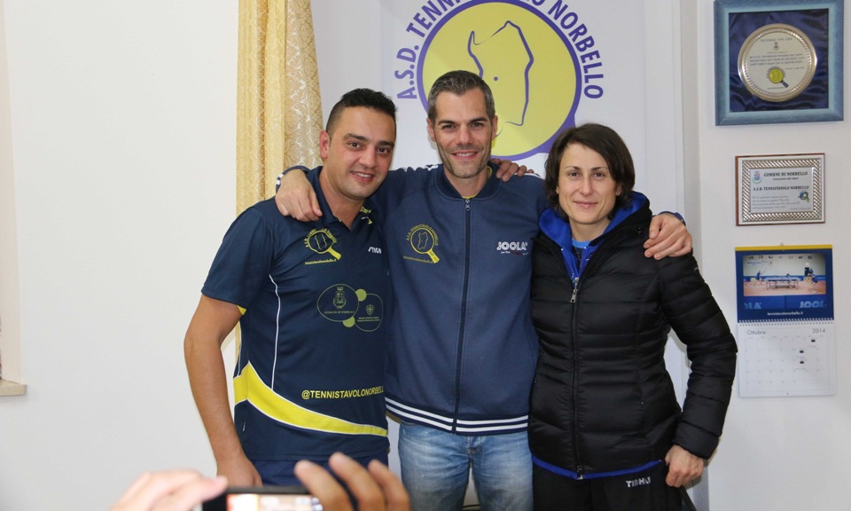Simone Carrucciu e le due leggende del tennistavolo italiano Mondello e Arisi (Foto Gianluca Piu)