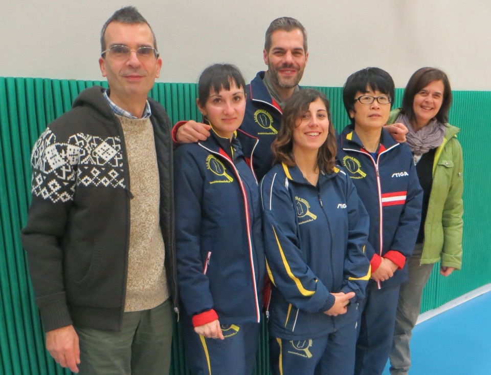 a sx il pongista torronaio Augusto Sau posa con la squadra