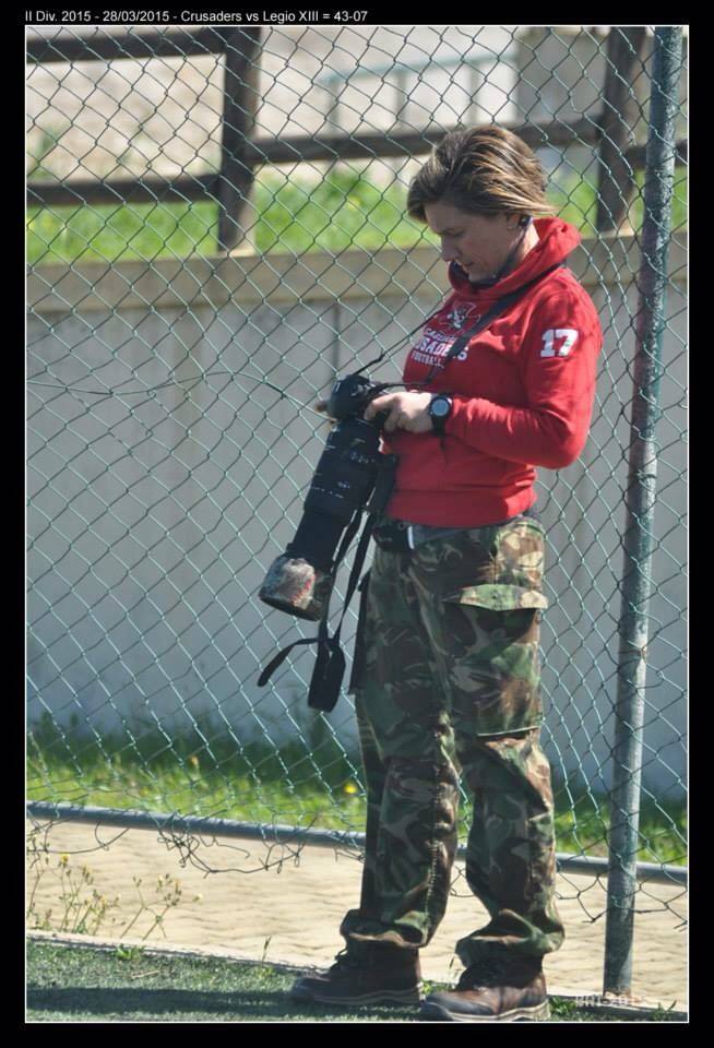 Giulia Congia scruta la strumentazione (Foto Battista Battino)