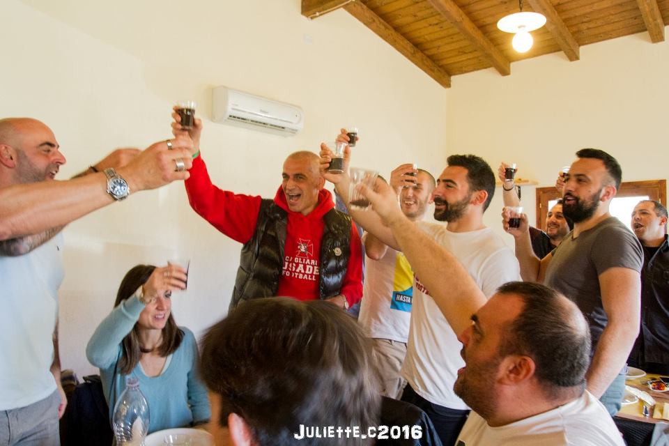 Il presidente Emanuele Garzia festeggia con i suoi estimatori (Foto Giulia Congia)