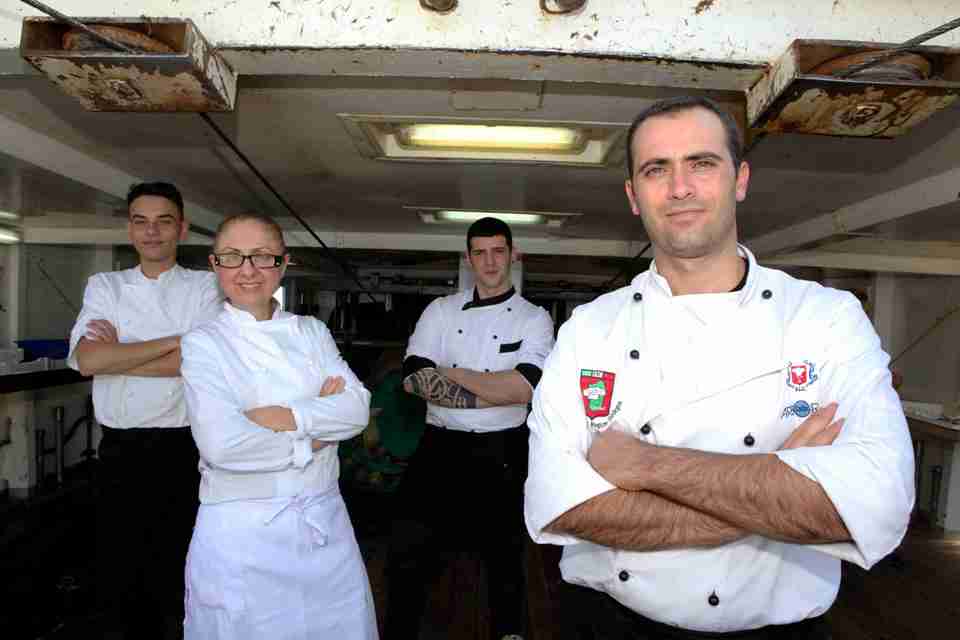 Pasquale Franzese con i suoi studenti a bordo del Gisella (Foto Salvatore D'Angelo)