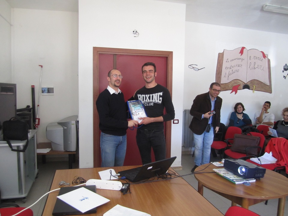 a sx il direttore del Gac Davide Cao con uno studente dell'IPSAR