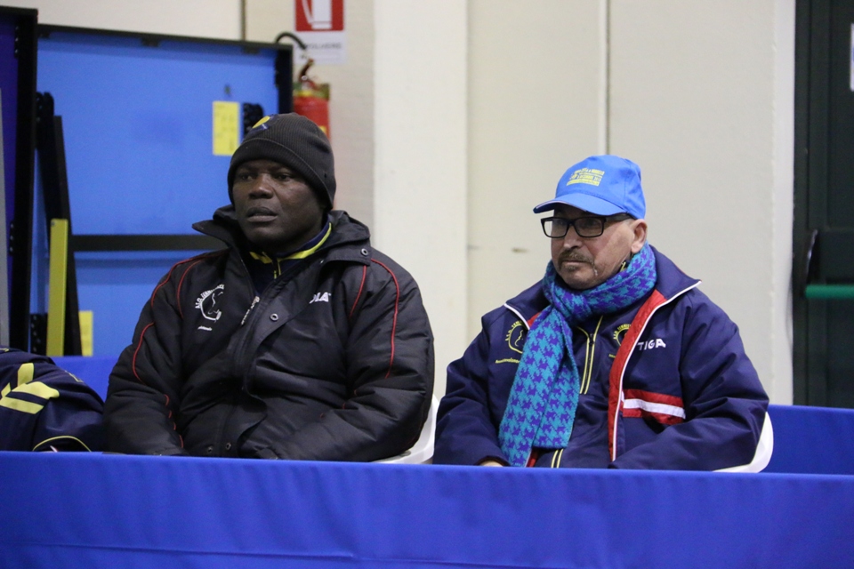 a sx il tecnico Tore Scotto con il nigeriano Gbenga Kayode (Foto Gianluca Piu)