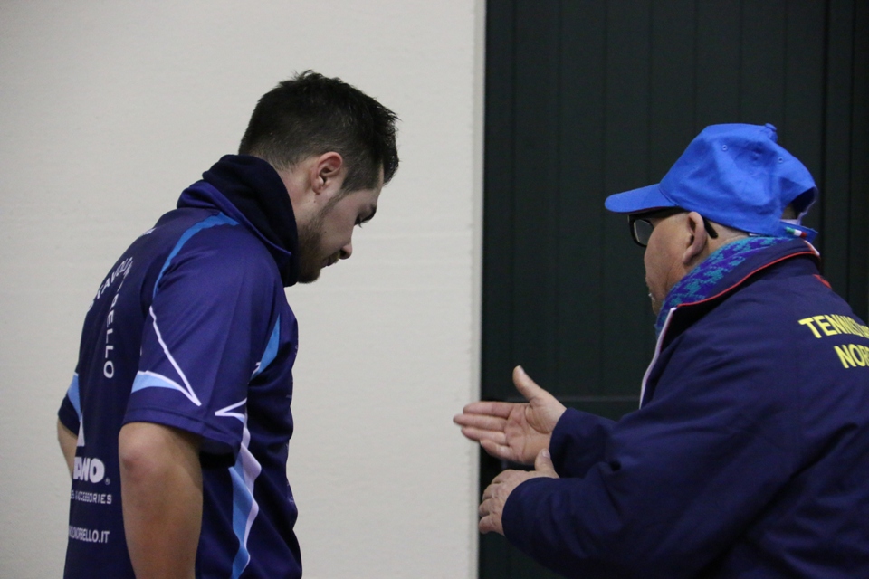 Il tecnico Tore Scotto apostrofa Vilbene Mocci (Foto Gianluca Piu)