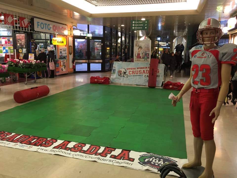 Un mini campo da football americano alla Galleria Auchan di Cagliari