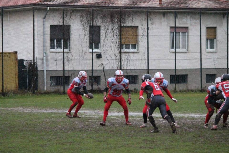 Il n. 80 di Matia Pisu spicca anche nella risaia lombarda (Foto Down-Set-Hut Skorpions)