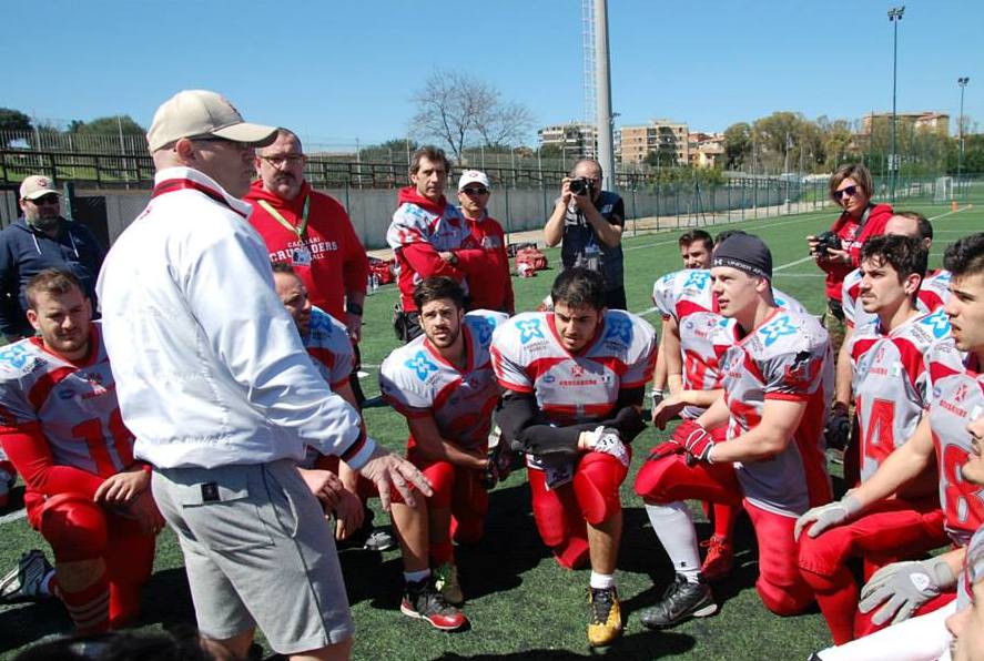 L'head coach Fiorito con i suoi giocatori (Foto Battista Battino)
