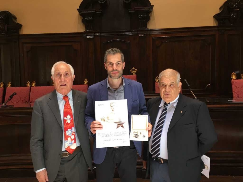 Al centro il premiato Simone Carrucciu tra il presidente Coni Sardegna Gianfranco Fara e il Presidente FIB Sardegna Antonio Pinna