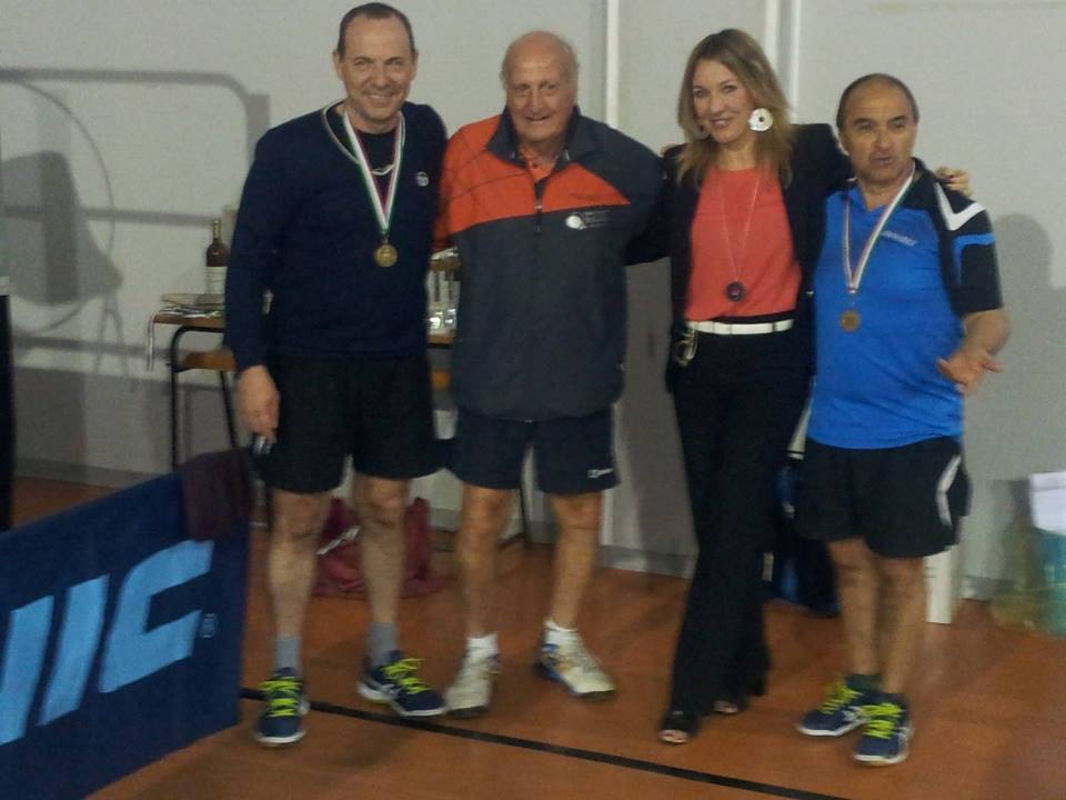 Gincarlo Pili e Bruno Pinna (terzi nel doppio maschile over 50) con il patron Efisio Pisano