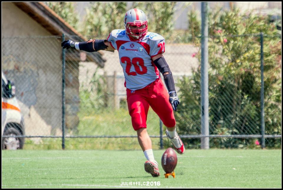 Un calcio di Andrea Lianas (Foto Giulia Congia)