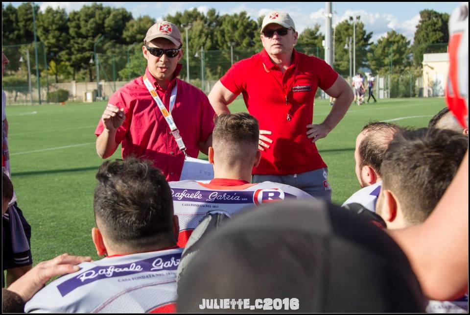 a dx l'head coach Giuseppe Fiorito con l'offensive coordinator Aldo Palmas (Foto Giulia Congia)
