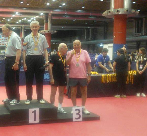 Efisio Pisano con la maglia rosa durante la premiazione ad Alicante