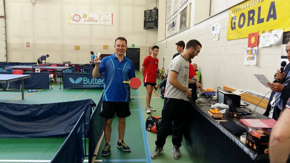 Vito Moccia esibisce il Trofeo