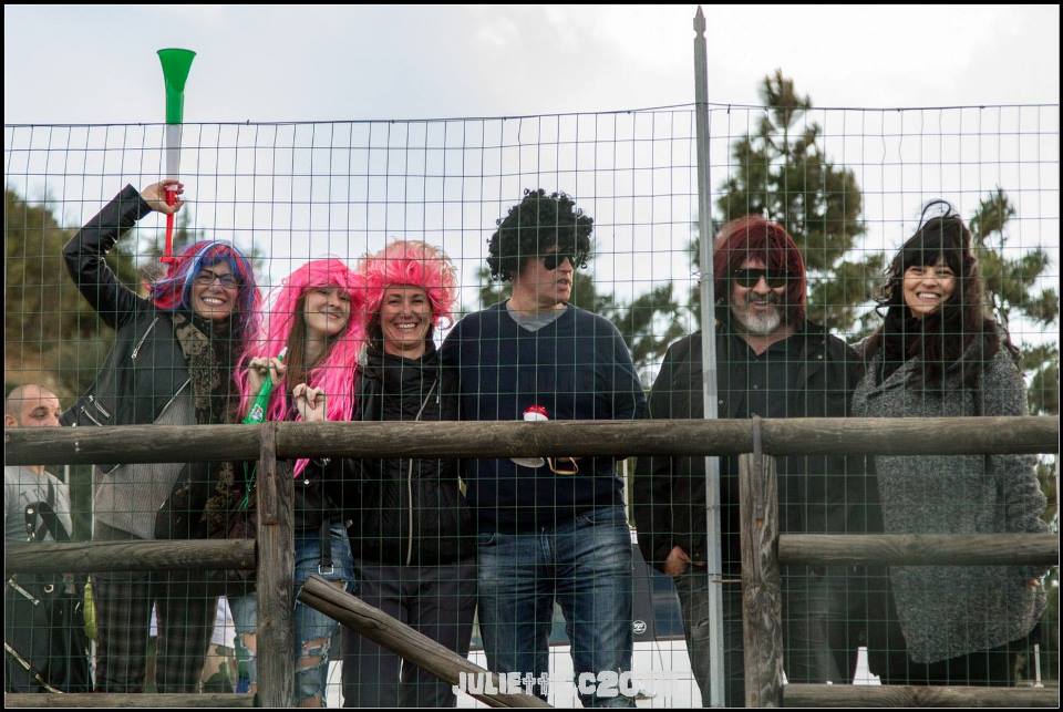 Tifo eccentrico a bordo campo (Foto Giulia Congia)