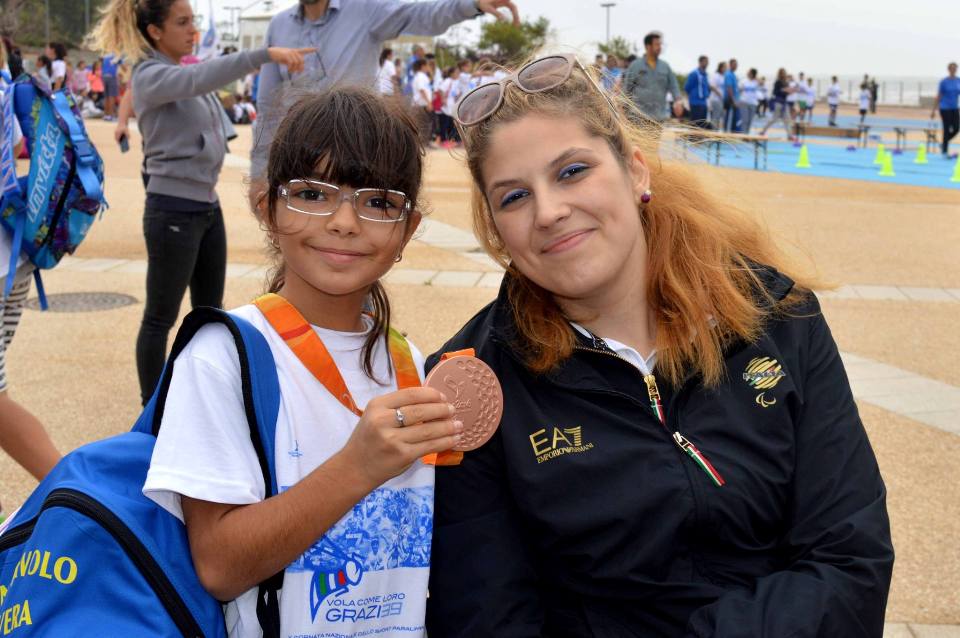 francesca-seu-posa-con-il-bronzo-paralimpico-di-giada-rossi-foto-luciano-saiu